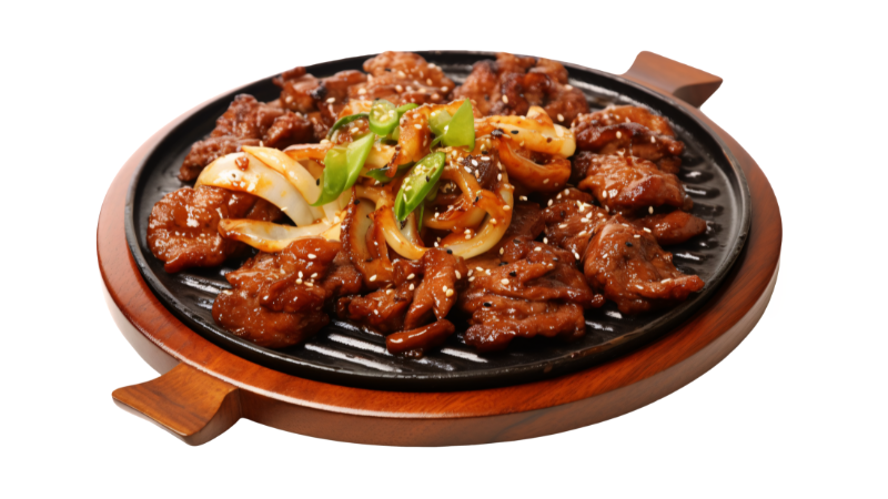 Bulgogi servido em uma tábua com kimchi e gergelim.