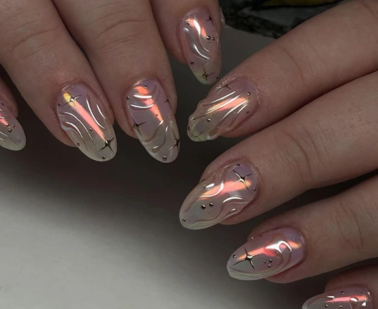Unhas coreanas estilo Aurora Flakes com efeito furta-cor cintilante que muda conforme a luz.