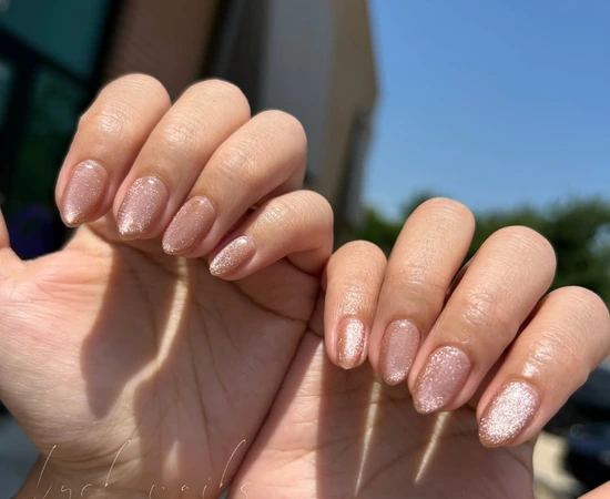 Unhas coreanas Cat Eye com esmalte magnético e efeito de brilho 3D que lembra olhos de gato.