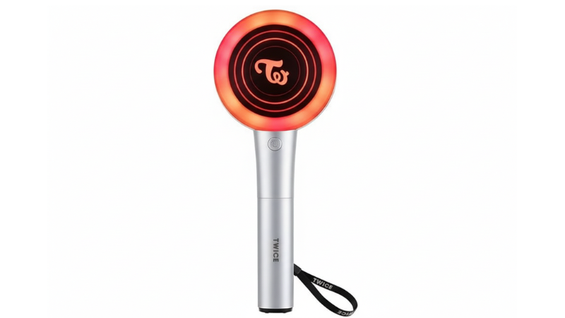 Lighstick do grupo TWICE com luz de led colorida e logo central.