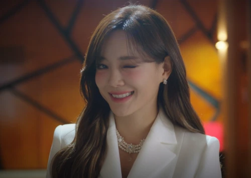 Cantora e atriz Kim Se-jeong vestida de sobretudo branco.