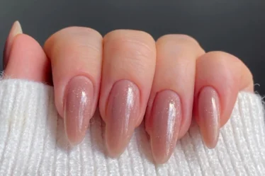 Unha coreana minimalista com acabamento delicado e design clean, destacando elegância e sofisticação em detalhes sutis.
