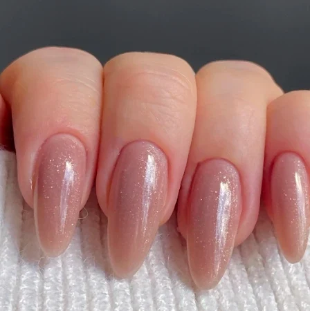 Unha coreana minimalista com acabamento delicado e design clean, destacando elegância e sofisticação em detalhes sutis.
