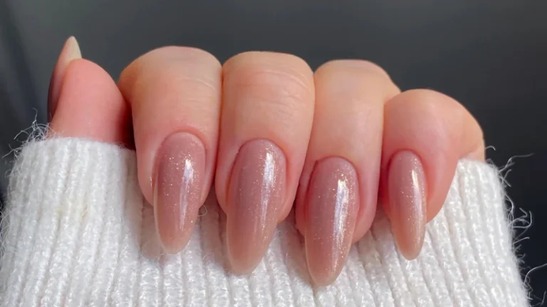 Unha coreana minimalista com acabamento delicado e design clean, destacando elegância e sofisticação em detalhes sutis.