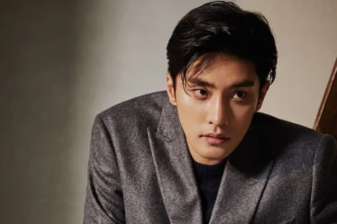 Ator sul coreano Sung Hoon de terno