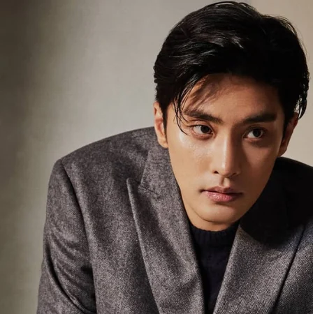 Ator sul coreano Sung Hoon de terno