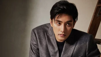 Ator sul coreano Sung Hoon de terno