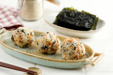 Tigela com 3 bolinhos de arroz coreano