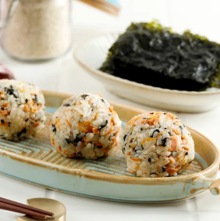 Tigela com 3 bolinhos de arroz coreano