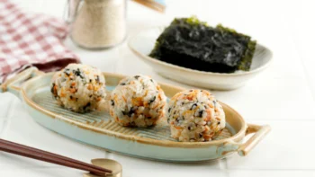 Tigela com 3 bolinhos de arroz coreano