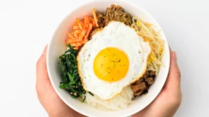 Receita de bibimbap com ingredientes fáceis de achar