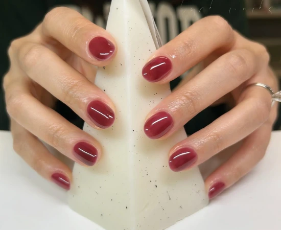 Unhas coreanas Jelly com aparência gelatinosa e translúcida em cores vibrantes ou neutras.